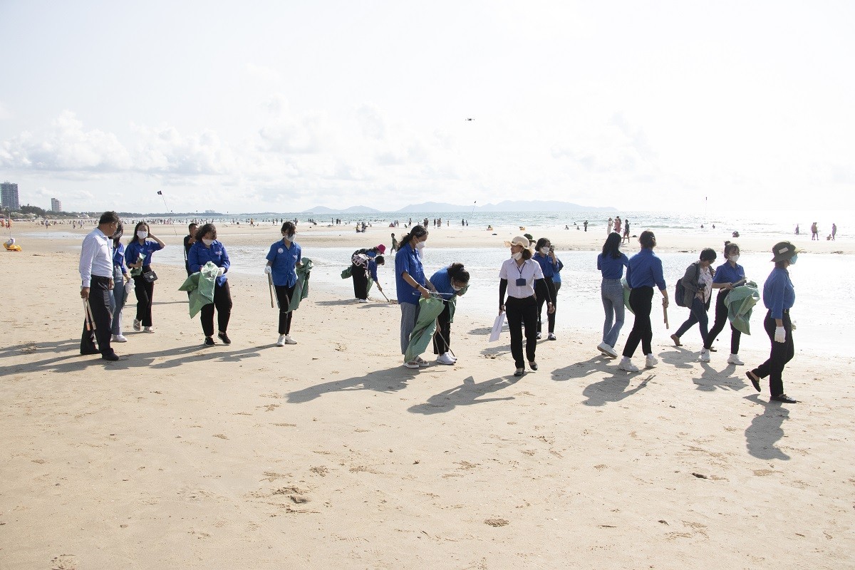 Đông đảo đoàn viên thanh niên tham gia nhặt rác, làm sạch trên bờ biển bãi Sau Vũng Tàu sau lễ phát động